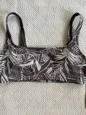 Vuori Encinitas Print Bikini Top in Chia Palm Size Medium